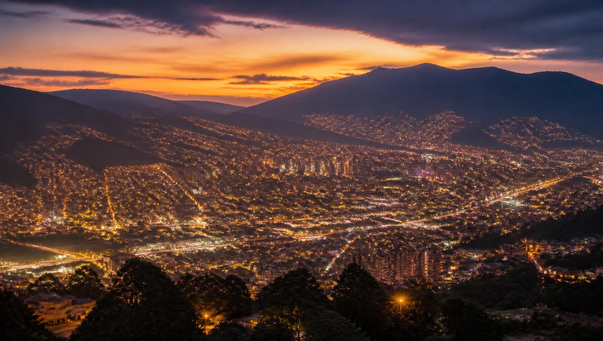 Valle de Medellín al anochecer